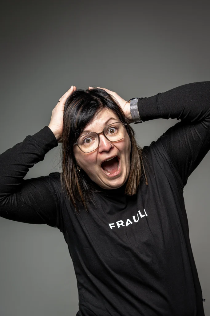 Frau mit schwarzem Tshirt für Hundefans Aufschrift Frauli
