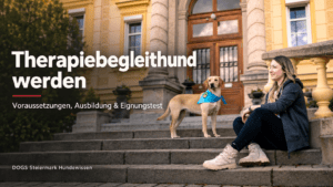 Ausbilderin mit Labrador vor einem Gebäude zur Therapiebegleithunde-Ausbildung bei DOGS Steiermark